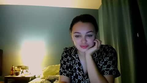 Snapshot of shesyourdream chatting on 11-25-25, 04:29 Vikki online show from 11-25-25, 04:29