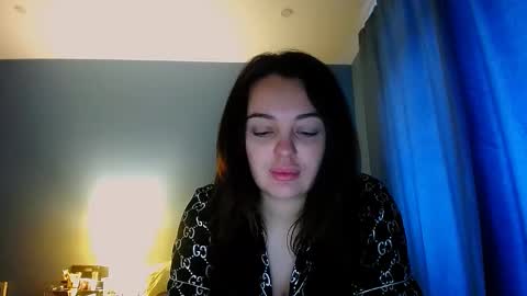 Snapshot of shesyourdream chatting on 11-28-25, 09:01 Vikki online show from 11-28-25, 09:01