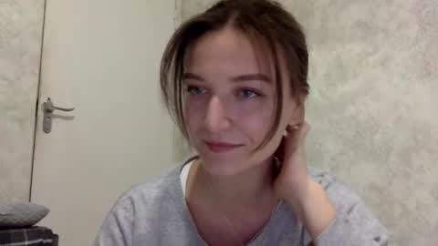 Snapshot of shining_pearl chatting on 10-28-25, 09:39 Jesica online show from 10-28-25, 09:39