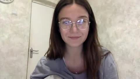 Snapshot of shining_pearl chatting on 11-26-25, 10:33 Jesica online show from 11-26-25, 10:33