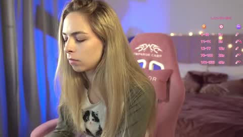 Snapshot of shinybarbie chatting on 09-19-25, 06:37 Julia online show from 09-19-25, 06:37