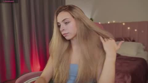 Snapshot of shinybarbie chatting on 09-22-25, 05:53 Julia online show from 09-22-25, 05:53