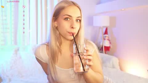 Snapshot of shinybarbie chatting on 12-01-25, 06:07 Julia online show from 12-01-25, 06:07