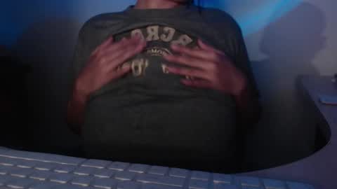 Snapshot of shopie_hank chatting on 12-19-24, 01:28 Shopie Hank  online show from 12-19-24, 01:28