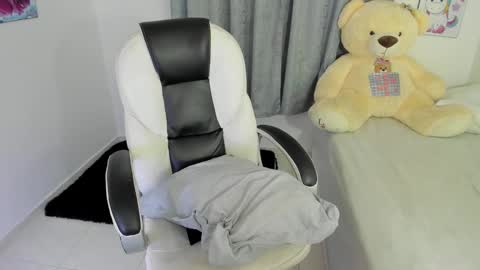 Snapshot of shy_angel4 chatting on 12-16-24, 01:42 Nahomy online show from 12-16-24, 01:42
