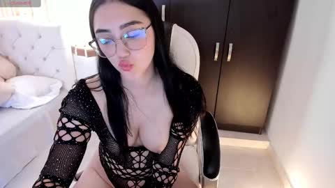 Snapshot of shy_angel4 chatting on 09-17-25, 05:47 Nahomy online show from 09-17-25, 05:47