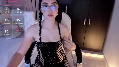 Snapshot of shy_angel4 chatting on 09-29-25, 02:27 Nahomy online show from 09-29-25, 02:27