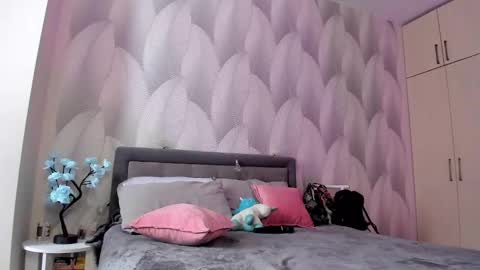 Mika online show from 02-10-25, 05:14