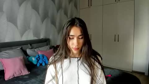 Mika online show from 09-18-25, 01:40