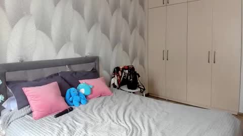 Mika online show from 10-28-25, 02:37