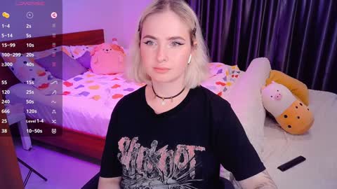 Snapshot of shyfoxxxy chatting on 12-04-24, 03:32 Effie online show from 12-04-24, 03:32