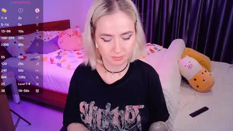 Snapshot of shyfoxxxy chatting on 12-04-24, 06:39 Effie online show from 12-04-24, 06:39