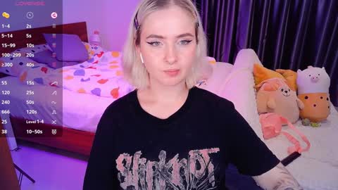 Snapshot of shyfoxxxy chatting on 12-11-24, 08:07 Effie online show from 12-11-24, 08:07