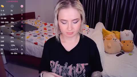 Snapshot of shyfoxxxy chatting on 12-12-24, 03:05 Effie online show from 12-12-24, 03:05