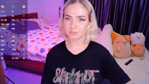 Snapshot of shyfoxxxy chatting on 12-14-24, 05:03 Effie online show from 12-14-24, 05:03