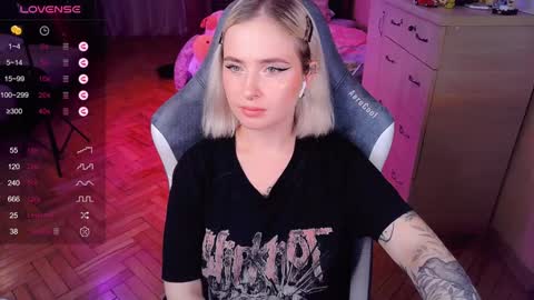 Snapshot of shyfoxxxy chatting on 12-20-24, 05:29 Effie online show from 12-20-24, 05:29