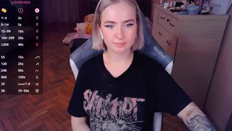 Snapshot of shyfoxxxy chatting on 01-05-25, 01:35 Effie online show from 01-05-25, 01:35