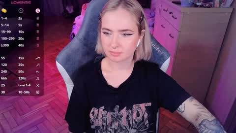 Snapshot of shyfoxxxy chatting on 01-13-25, 05:23 Effie online show from 01-13-25, 05:23