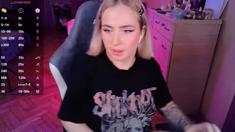 Snapshot of shyfoxxxy chatting on 01-29-25, 10:22 Effie online show from 01-29-25, 10:22