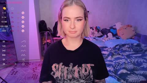 Snapshot of shyfoxxxy chatting on 02-04-25, 01:13 Effie online show from 02-04-25, 01:13