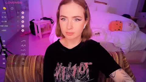 Snapshot of shyfoxxxy chatting on 03-05-25, 11:06 Effie online show from 03-05-25, 11:06