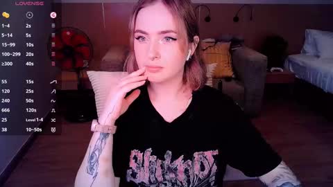 Snapshot of shyfoxxxy chatting on 03-10-25, 12:48 Effie online show from 03-10-25, 12:48