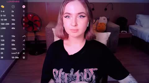 Snapshot of shyfoxxxy chatting on 03-10-25, 08:01 Effie online show from 03-10-25, 08:01