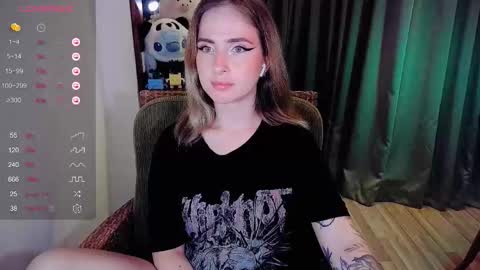 Snapshot of shyfoxxxy chatting on 09-08-25, 02:49 Effie online show from 09-08-25, 02:49