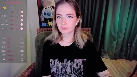 Snapshot of shyfoxxxy chatting on 09-10-25, 09:20 Effie online show from 09-10-25, 09:20