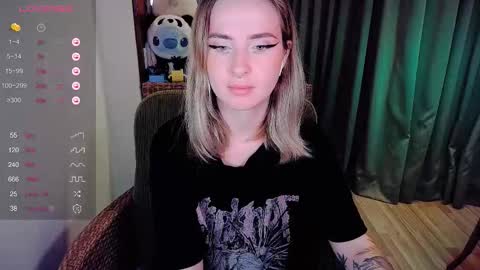 Snapshot of shyfoxxxy chatting on 09-12-25, 05:29 Effie online show from 09-12-25, 05:29