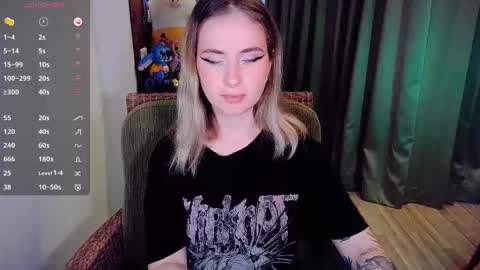 Snapshot of shyfoxxxy chatting on 09-24-25, 09:12 Effie online show from 09-24-25, 09:12