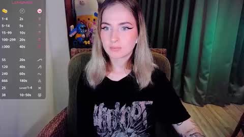 Snapshot of shyfoxxxy chatting on 09-26-25, 09:02 Effie online show from 09-26-25, 09:02