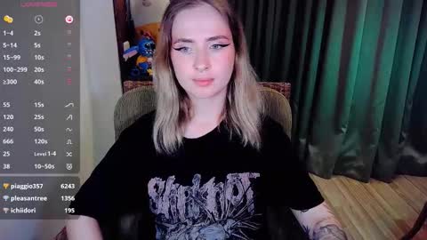 Snapshot of shyfoxxxy chatting on 10-12-25, 06:40 Effie online show from 10-12-25, 06:40