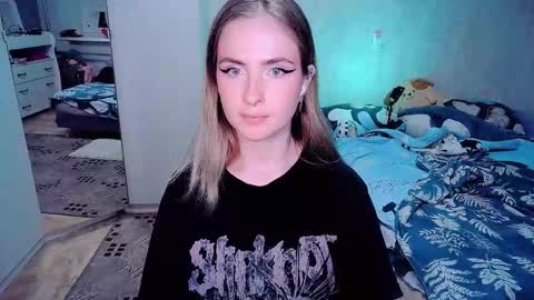 Snapshot of shyfoxxxy chatting on 10-28-25, 03:47 Effie online show from 10-28-25, 03:47