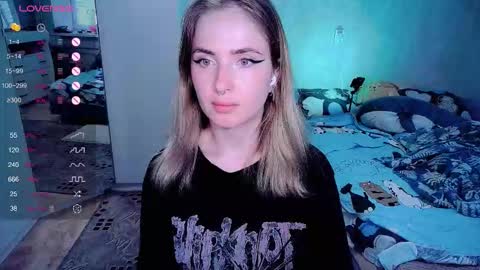 Snapshot of shyfoxxxy chatting on 10-29-25, 07:10 Effie online show from 10-29-25, 07:10