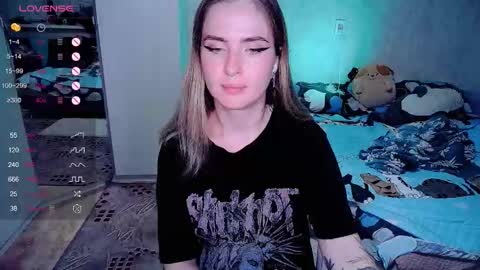 Snapshot of shyfoxxxy chatting on 10-29-25, 08:10 Effie online show from 10-29-25, 08:10