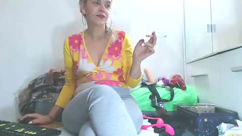 Snapshot of shyhotsquirt chatting on 02-09-25, 02:06 Shyhotsquirt online show from 02-09-25, 02:06