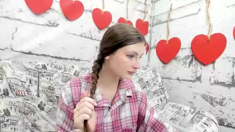 Snapshot of shyly_lisa chatting on 09-30-25, 01:32 shyly_lisa online show from 09-30-25, 01:32