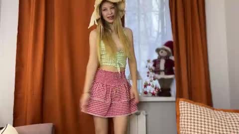 Snapshot of shyrubate chatting on 12-15-25, 06:06 Aurora online show from 12-15-25, 06:06