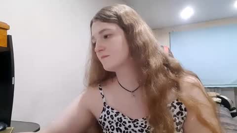 Snapshot of silkfever chatting on 11-03-25, 03:35 Elisabet online show from 11-03-25, 03:35