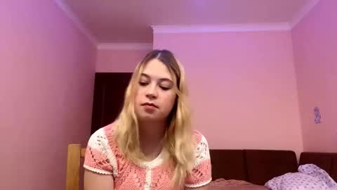 Snapshot of silkmirage chatting on 10-28-25, 04:31 Jolie online show from 10-28-25, 04:31