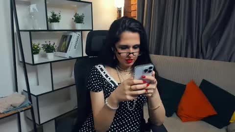 Snapshot of silvertempt chatting on 10-15-25, 01:22 Syrena online show from 10-15-25, 01:22