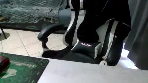 Snapshot of simoninside25 chatting on 10-11-25, 02:04 simoninside25 online show from 10-11-25, 02:04