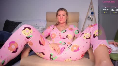 Snapshot of simply_sasha chatting on 12-16-24, 02:47 A present for me online show from 12-16-24, 02:47