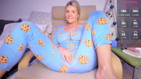 Snapshot of simply_sasha chatting on 12-18-24, 06:10 A present for me online show from 12-18-24, 06:10