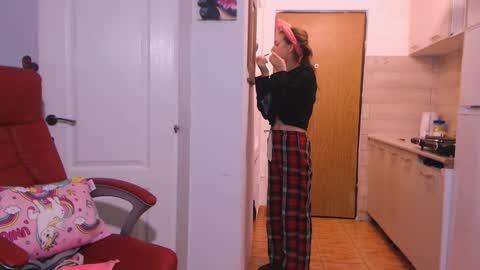 Snapshot of simyhvn chatting on 01-17-26, 05:12 simyhvn online show from 01-17-26, 05:12