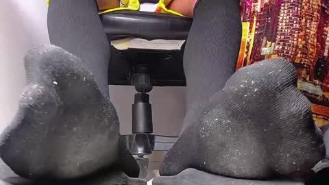 only foot                         worshipers here online show from 02-17-25, 01:36