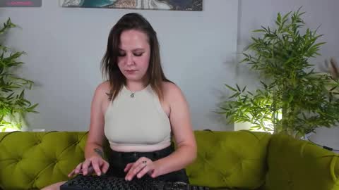 Snapshot of sira_fey chatting on 09-23-25, 08:50 Sheils online show from 09-23-25, 08:50