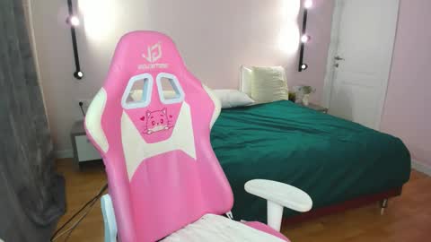 Snapshot of sira_fey chatting on 10-06-25, 06:49 Sheils online show from 10-06-25, 06:49