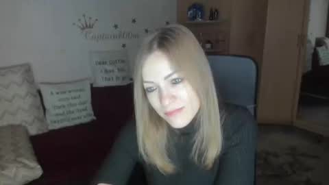 Snapshot of sirenasilk chatting on 11-28-25, 05:10 sirenasilk online show from 11-28-25, 05:10